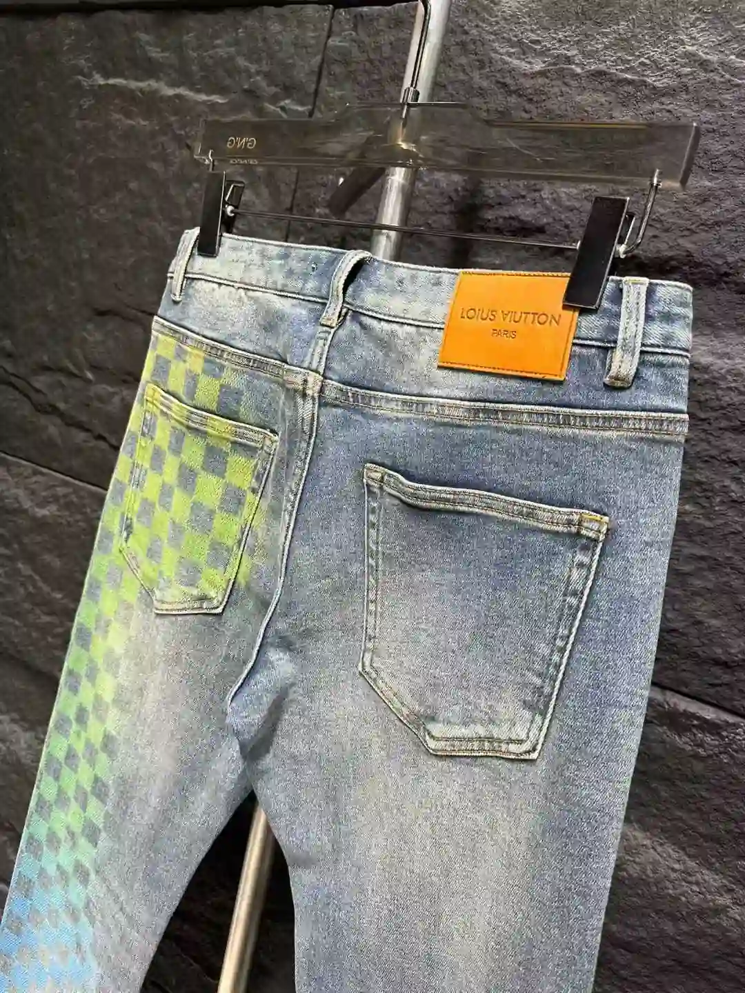LV 408__9